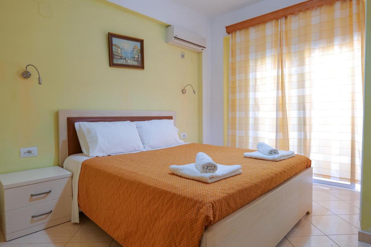 Sunny Holiday Sarande Luaran gambar
