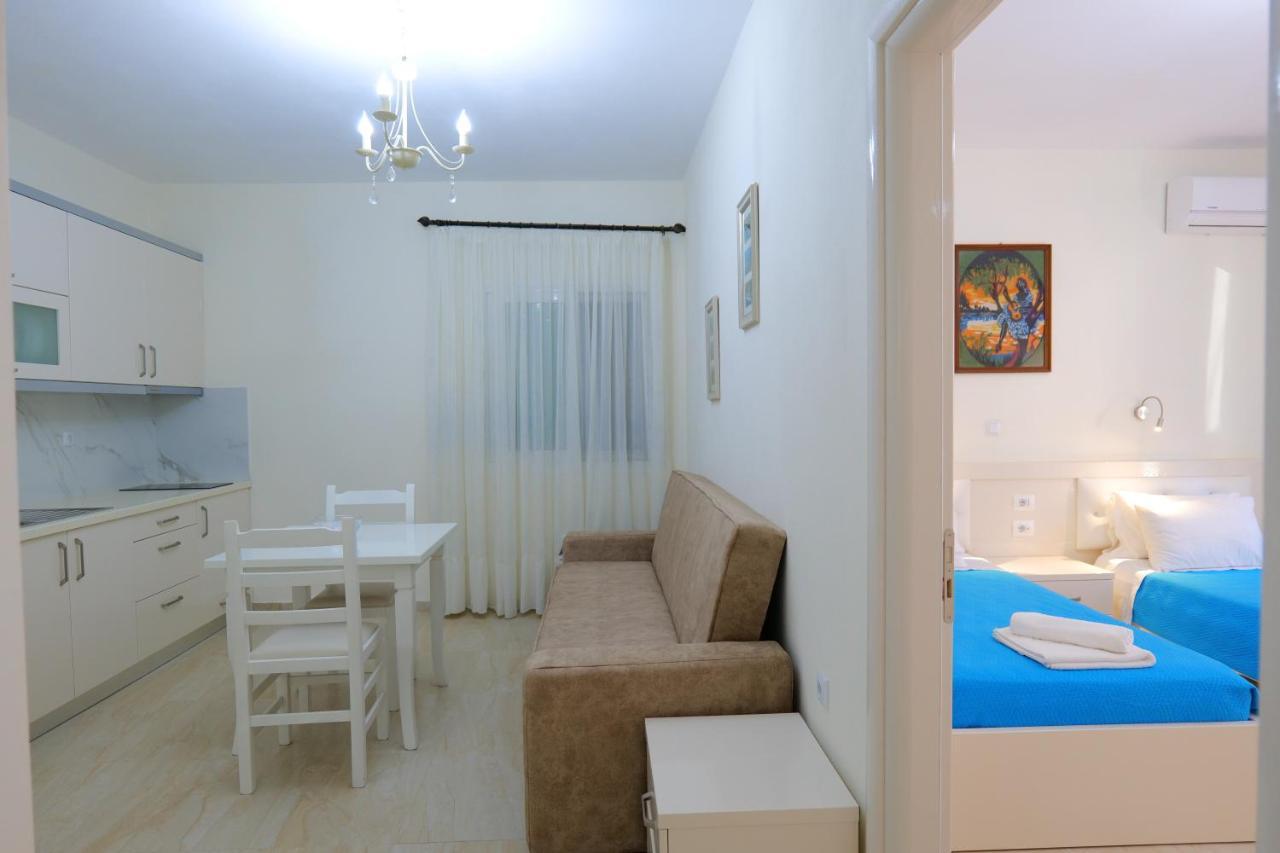 Sunny Holiday Sarande Luaran gambar