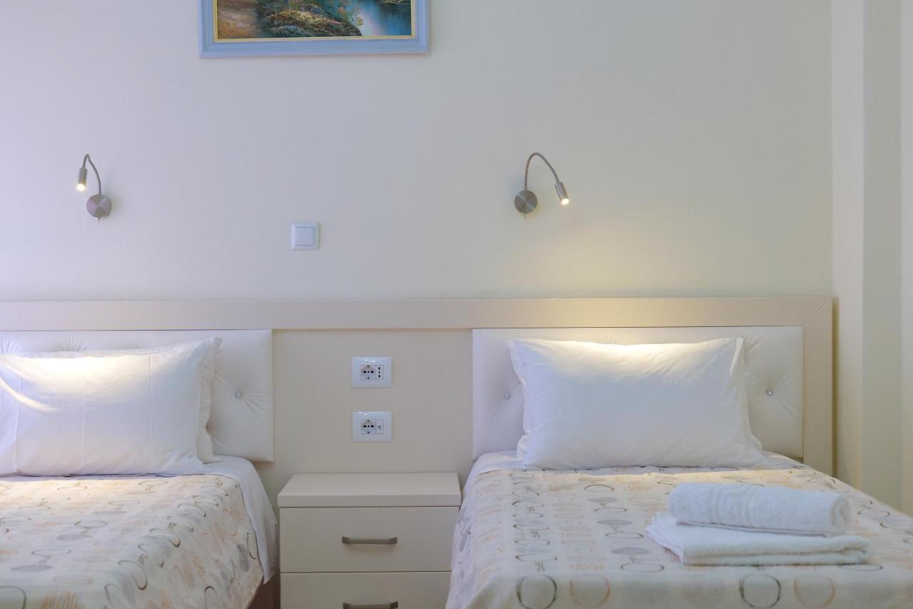 Sunny Holiday Sarande Luaran gambar