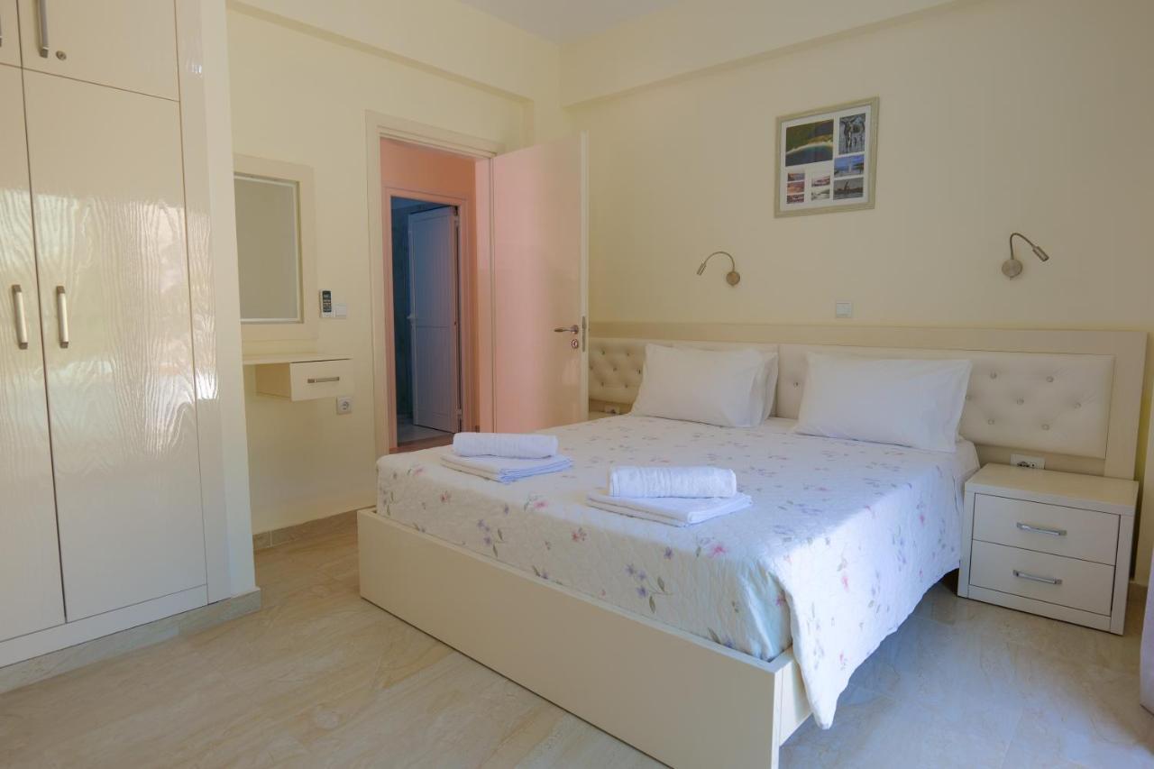 Sunny Holiday Sarande Luaran gambar