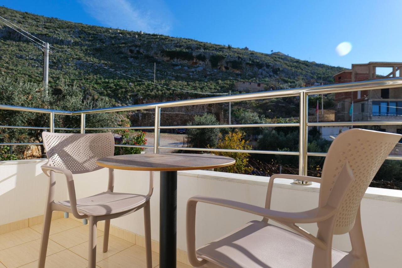 Sunny Holiday Sarande Luaran gambar