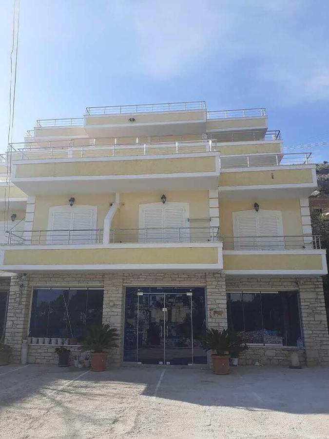 Sunny Holiday Sarande Luaran gambar