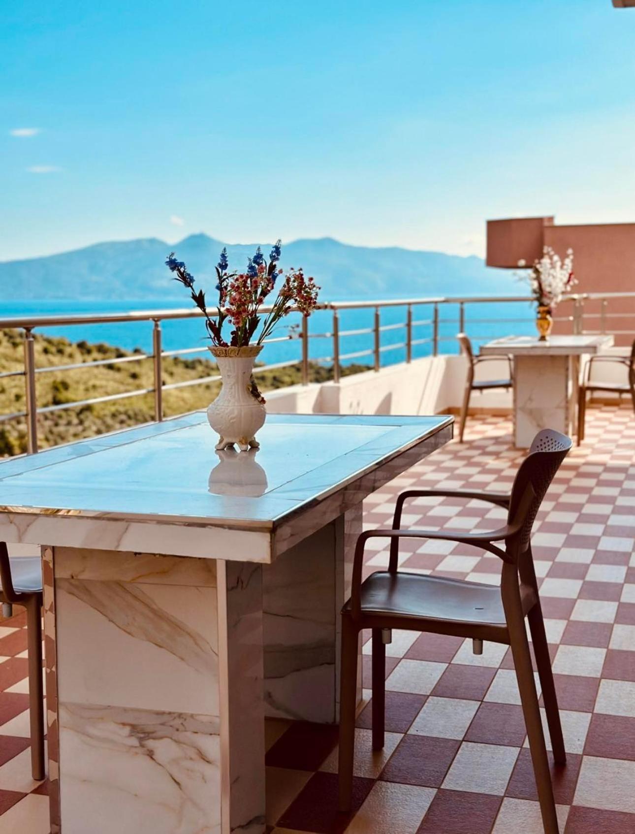 Sunny Holiday Sarande Luaran gambar